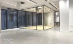 חלל עבודה במשרד במגדל ספיר עם מחיצות זכוכית ותקרה אקוסטית