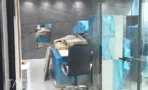 חדר עם חיפוי מראות במשרד במגדל ספיר בשלבי התארגנות