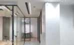 מסדרון עם חדרי עבודה סגורים במשרד במגדל ספיר