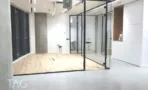 חדר עבודה מוקף זכוכית במשרד במגדל ספיר עם פרקט בהיר
