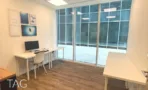 משרד להשכרה 176 מ״ר במגדל WE, חדר עבודה מואר עם שולחנות לבנים וקיר זכוכית