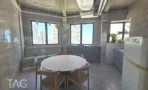 פינת ישיבה עגולה ליד מטבחון ומחיצת זכוכית, עם נוף לעיר, במשרד 300 מ