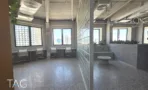 עמדות עבודה לאורך החלונות וקיר לבני זכוכית במשרד 600 מר במגדל LYN