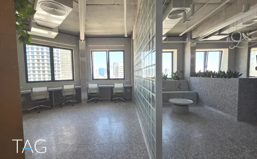 עמדות עבודה לאורך החלונות וקיר לבני זכוכית במשרד 600 מר במגדל LYN