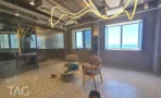 פינת ישיבה עם תאורת ניאון ונוף לים במשרד 600 מר במגדל LYN
