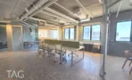 שולחן עבודה ארוך עם מחיצה ירוקה במשרד 600 מר במגדל LYN