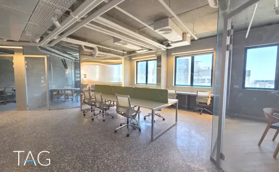 שולחן עבודה ארוך עם מחיצה ירוקה במשרד 600 מר במגדל LYN