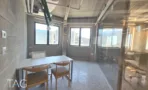 פינת ישיבה עגולה מאחורי מחיצת זכוכית עם גוף תאורה תלוי, במשרד 300 מ