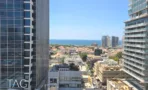נוף בין המגדלים אל הים מהמשרד 600 מר במגדל LYN