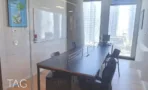 חדר ישיבות עם שולחן ארוך וחלונות פנורמיים במשרד 741 מ
