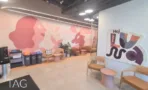 פינת המתנה עם קיר ציור ורוד במשרד 741 מ