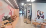 מסדרון עם פינות ישיבה וציור קיר במשרד 741 מ