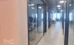 מסדרון זכוכית לאורך חללי העבודה במשרד 741 מ