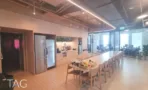 מטבח עם מקררים ושולחן אוכל ארוך במשרד 741 מ