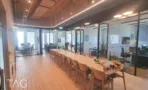 שולחן אוכל קהילתי ארוך על ריצוף טרקוטה במשרד 741 מ
