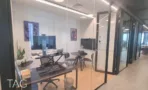 חדר עבודה מזוגג עם עמדת עמידה במשרד 741 מ