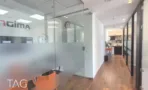 מסדרון משרדי וחדר זכוכית במגדל השחר