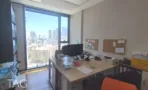 חדר עבודה מול נוף עירוני