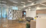 חלל הכניסה במשרד להשכרה במגדל אדגר 360C - יחידת מדפים מעוגלת, רצפת פרקט ותקרת רפפות מתכת - תג נכסים