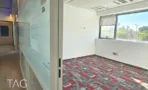 חדר עם מחיצת זכוכית, חלון עם תריס ושטיח מודולרי מודפס - משרד 918 מר, אריה שנקר מרכז גב ים הרצליה - תג נכסים