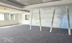 קומת משרדים פתוחה עם תקרה אקוסטית מונמכת, שטיח אפור, רצועת חלונות ומחיצת זכוכית מודפסת - משרד 918 מר, אריה שנקר מרכז גב ים הרצליה - תג נכסים