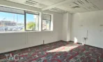 חדר ריק עם רצועת חלונות, שטיח מודולרי מודפס ותקרה אקוסטית מונמכת - משרד 918 מר, אריה שנקר מרכז גב ים הרצליה - תג נכסים