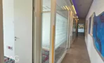 מסדרון עם מחיצות זכוכית, גרפיקת קיר בכחול, ריצוף עץ ותאורת תקרה צבעונית - משרד 918 מר, אריה שנקר מרכז גב ים הרצליה - תג נכסים