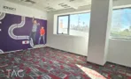 חדר עם גרפיקת קיר סגולה, רצועת חלונות, עמוד תמך ושטיח מודולרי מודפס - משרד 918 מר, אריה שנקר מרכז גב ים הרצליה - תג נכסים