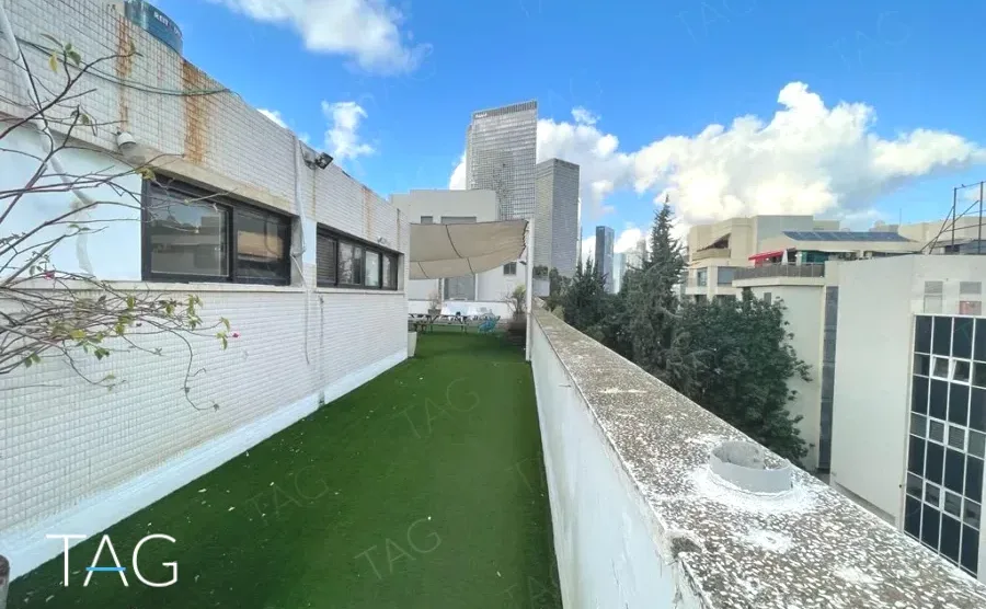 משרד להשכרה 200 מר בשכונת מונטיפיורי עם גג 150 מר