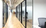 מסדרון חדרי זכוכית במשרד להשכרה 500 מ