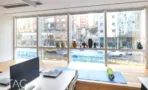 עמדת עבודה מול חלון במשרד להשכרה 500 מ