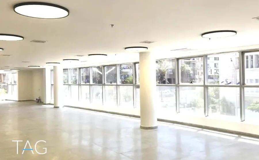 קומת משרדים פתוחה להשכרה בבית פרינסס - עמודים עגולים, תאורת טבעות ורצועת חלונות היקפית - תג נכסים