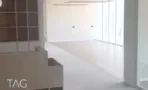 חלל משרדי בACRO BUSINESS CAMPUS עם דלפק מובנה, פרקט עץ וחלון רחב - תג נכסים