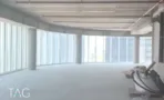 קומת מעטפת בACRO BUSINESS CAMPUS עם תקרת בטון, עמודים וחלונות היקפיים - תג נכסים