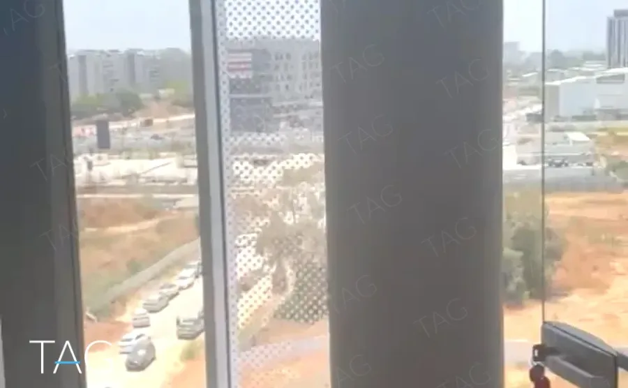 נוף מחלון משרד בACRO BUSINESS CAMPUS לרובע המסחרי ולשטחים הפתוחים - תג נכסים