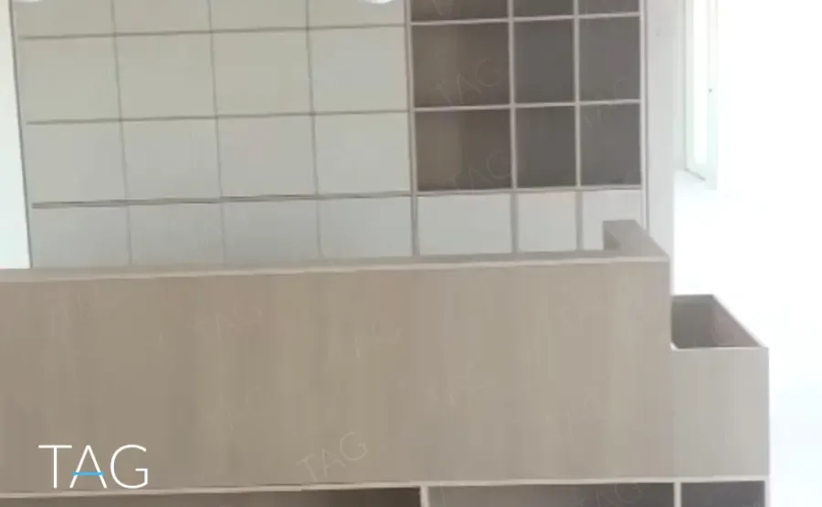 ארון מובנה בACRO BUSINESS CAMPUS עם חיפוי בהיר ומדפים פתוחים - תג נכסים