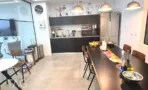 מטבחון שחור עם שולחן אוכל במידטאון