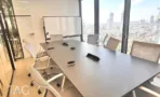 חדר ישיבות מול נוף העיר במידטאון