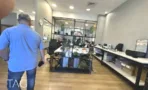 פינת אוכל עם מחיצת מתכת שחורה וצמחייה במשרד להשכרה ליד רכבת השלום - תג נכסים