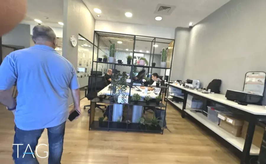 פינת אוכל עם מחיצת מתכת שחורה וצמחייה במשרד להשכרה ליד רכבת השלום - תג נכסים