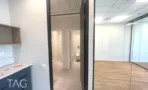 פינת מטבחון ומחיצת זכוכית במשרד במגדל אייקון