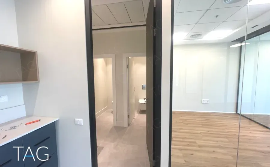 פינת מטבחון ומחיצת זכוכית במשרד במגדל אייקון