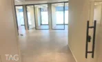 חדרים מוקפי זכוכית מול חלונות פנורמיים במגדל אייקון
