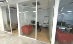 חדרי עבודה מאחורי מחיצות זכוכית במשרד להשכרה בציר יגאל אלון - תג נכסים