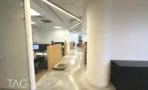 אזור אופן ספייס עם שולחנות עבודה ומחיצות עץ במשרד להשכרה ליד רכבת השלום - תג נכסים
