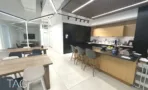 מטבח עם דלפק בר וישיבה גבוהה במשרד להשכרה בציר יגאל אלון - תג נכסים