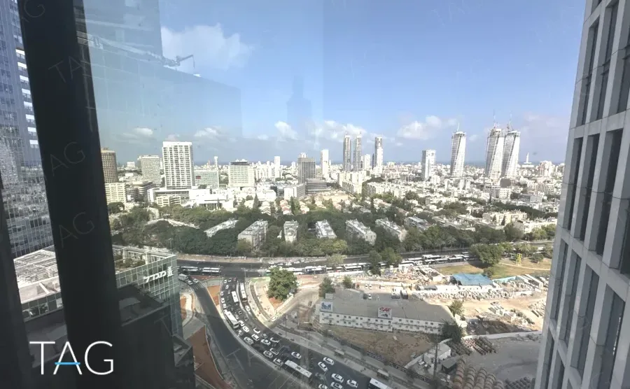 נוף עירוני מהחלון במשרד 150 מ״ר במגדל רסיטל