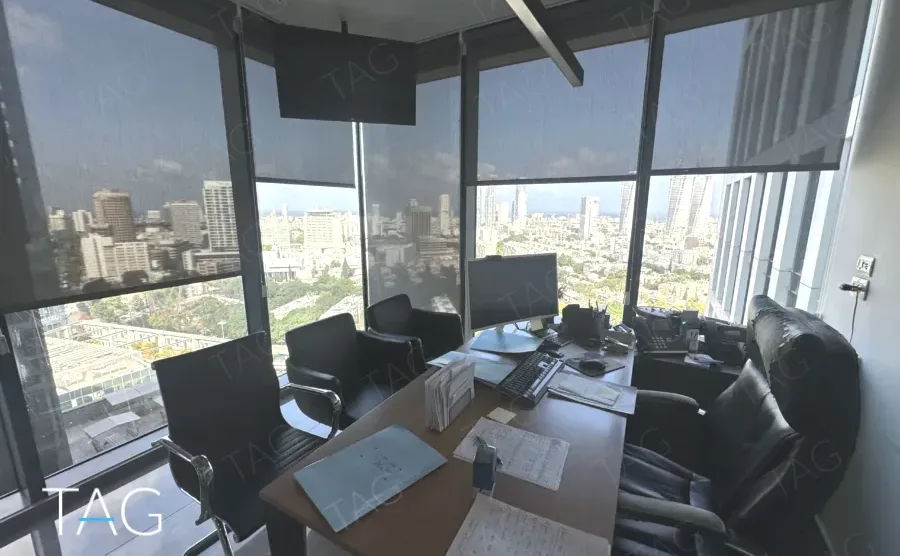 חדר פינתי מזוגג במשרד 150 מ״ר במגדל רסיטל