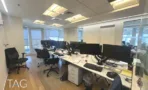 עמדות עבודה בשורה מול חלונות עם נוף במשרד 350 מ