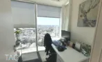 חדר עבודה עם שולחן פינתי ונוף לעיר במשרד 350 מ